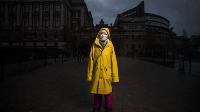 Greta Thunberg, activista sueca medioambiental de 16 años, junto al parlamento sueco, en Estocolmo.