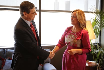 Daniel Ayalon y Trinidad Jiménez, durante el encuentro que mantuvieron ayer en Madrid.