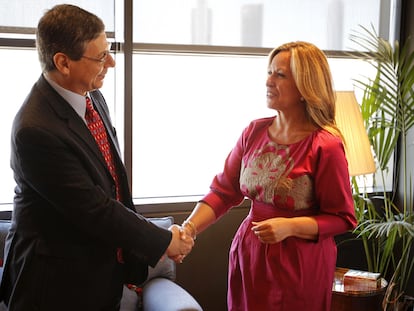 Daniel Ayalon y Trinidad Jiménez, durante el encuentro que mantuvieron ayer en Madrid.