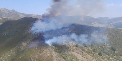 Incendio en Fasgar (León) en una imagen del sábado remitida por la Junta.