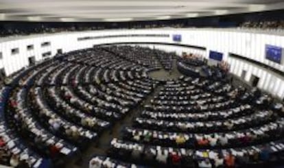 Los europarlamentarios participan en una sesión plenaria del Parlamento Europeo en Estrasburgo (Francia).