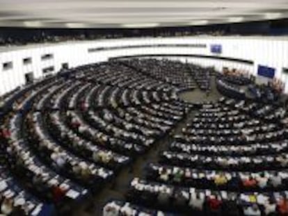 Los europarlamentarios participan en una sesi&oacute;n plenaria del Parlamento Europeo en Estrasburgo (Francia).
