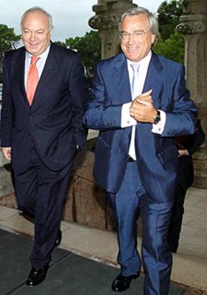 Miguel Ángel Moratinos y Francisco Luzón, ayer en Santander.