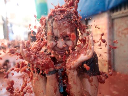 Una participante recibe tomate sobre su cuerpo durante la Tomatina de Buñol, este miércoles.