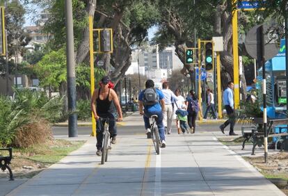 Ciclistas se mueven por una de las ciclo-vías de la ciudad.