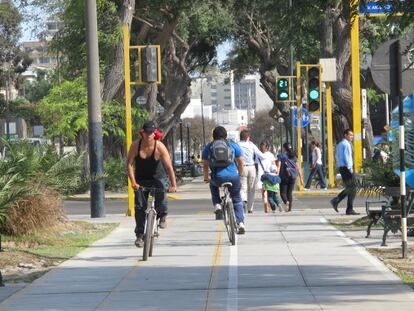 Ciclistas se mueven por una de las ciclo-vías de la ciudad.