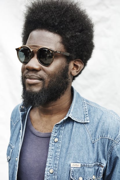 <strong>Quem é.</strong> Com 30 anos o músico britânico de origem ugandesa Michael Kiwanuka teve tempo de publicar dois discos – o último no começo do ano –, abrir para Adele e recusar fazê-lo para ninguém menos do que Kanye West.
<strong>Por que gostamos de seu estilo.</strong> Em um momento no qual a maioria das celebridades tem um estilista que diz como devem se vestir em cada uma de suas aparições públicas até que todas acabam se parecendo entre si, não faria sentido que o caso do cantor também fosse assim. 'Love & Hate', seu segundo álbum, foi comparado neste ano com a sonoridade de Marvin Gaye e Curtis Mayfield, de modo que é lógico que Kiwanuka lembre uma foto de 1973. Mas autêntica