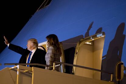 Donald y Melania Trump, en el Air Force One, a su regreso de Piitsburgh.