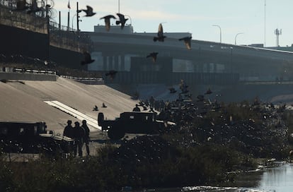 Oficiales de la Guardia Nacional de Texas custodian la frontera con México ante la llegada masiva de migrantes.