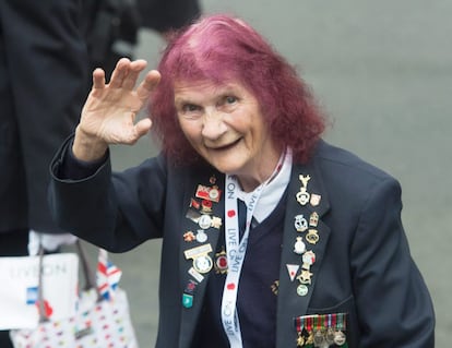 Una veterana saluda durante el desfile en las celebraciones del 70 aniversario de la segunda guerra mundial en Londres.