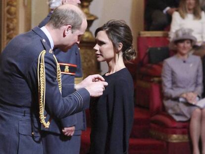 Victoria Beckham, recibe de Guillermo de Inglaterra la Orden del Imperio Brit&aacute;nico.