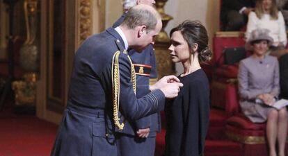 Victoria Beckham, recibe de Guillermo de Inglaterra la Orden del Imperio Británico.
