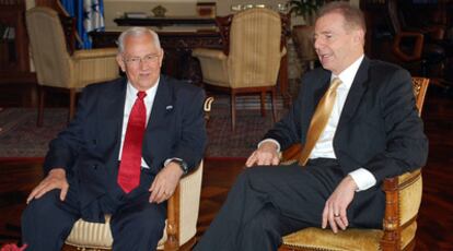 Micheletti y Craig Kelly conversan durante su encuentro este miércoles en Tegucigalpa.