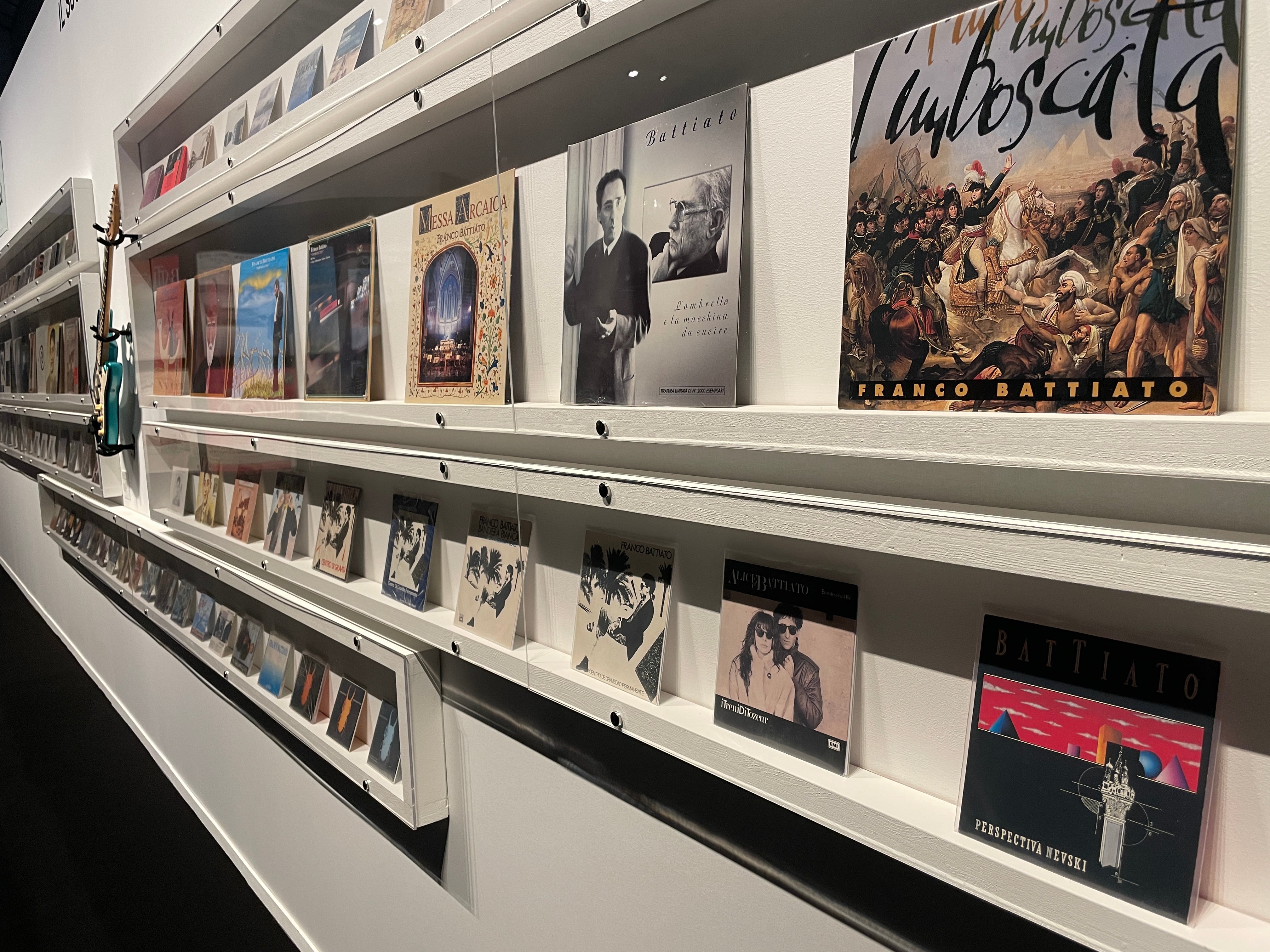 Discografía de Franco Battiato expuesta en la muestra 'Otra vida', dedicada al compositor italiano, en el museo Maxxi en Roma.