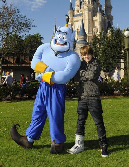 El cantante Justin Bieber, junto al Genio de Aladin, en Magic Kingdom de Lake Buena Vista (Florida), en diciembre de 2009.