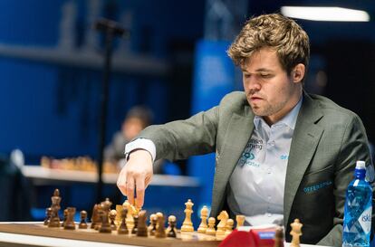 Magnus Carlsen, durante su partida de hoy frente a Giri en Wijk aan Zee