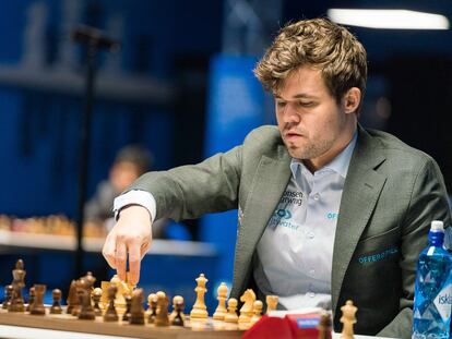 Magnus Carlsen, durante su partida de hoy frente a Giri en Wijk aan Zee