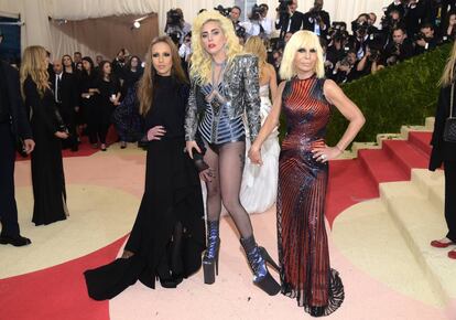 Allegra Versace con Lady Gaga y Donatella Versace en el Met.