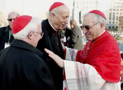 Los cardenales Rouco (a la derecha), Cañizares (a la izquierda) y García-Gasco conversan en la concentración del pasado domingo en Madrid.