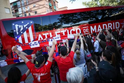 Aficionados del Atlético de Madrid jalean la llegada de su equipo.