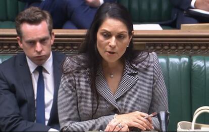 La exministra de Interior Priti Patel, durante una sesión parlamentaria, el 15 de junio de 2022.