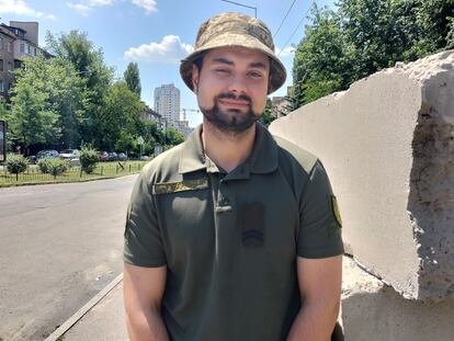 Boris Jmelevski, militar y activista por los derechos LGTBI, en Kiev.