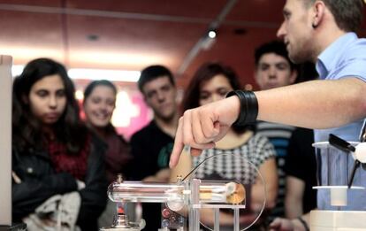 Varios estudiantes escuchan las explicaciones en la inaguración de la Semana de la Ciencia.