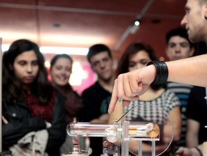 Varios estudiantes escuchan las explicaciones en la inaguración de la Semana de la Ciencia.