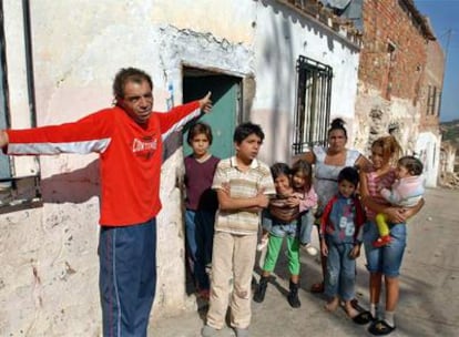 José Escobedo, junto a su familia, ayer, en la puerta de su casa en Castellar.