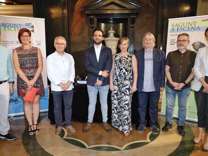 En el centro, la secretaria autonómica de Cultura, Raquel Tamarit, con el alcalde de Sagunto, Darío Moreno (izda.) y el director del estival, Juan Martínez Luciano, en la presentación del programa de 2019.