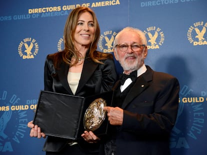 Kathryn Bigelow posa con Norman Jewison (R) en Los Ángeles en 2013.