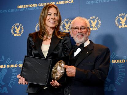 Kathryn Bigelow posa con Norman Jewison (R) en Los Ángeles en 2013.