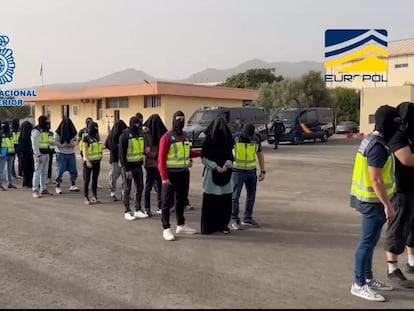 Agentes de la policía custodian a los 11 detenidos el pasado martes por yihadismo en Melilla y Granada para su traslado a Madrid.