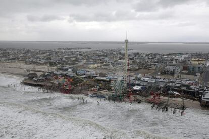 El rastro dejado por &quot;Sandy&quot; a su paso por la costa este de EE.UU. incluye un saldo de 40 v&iacute;ctimas mortales, m&aacute;s de seis millones de hogares a&uacute;n sin electricidad y cuantiosos da&ntilde;os materiales. 