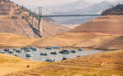 Decenas de botes anclados en el lago Oroville, que está al 22% de su capacidad.