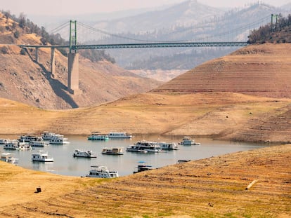 Botes ancorados no lago Oroville, que está com apenas 22% da sua capacidade.