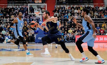 Rudy bota ante la defensa del Zenit.