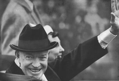 Eisenhower fue reelegido en 1956 frente a Stevenson. El político republicano se convertiría en una figura importante para el cumplimiento de derechos en materia racial sobre la segregación que aún se daba en las escuelas. Eisenhower llegó a enviar al Ejército federal al Estado de Arkansas para acabar con la resistencia del gobernador para cumplir con una orden del Tribunal Supremo.