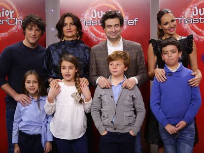 Jordi Cruz, Pepe Rodriguez Rey, Samantha Vallejo-Nagera y Eva con varios niños del programa.