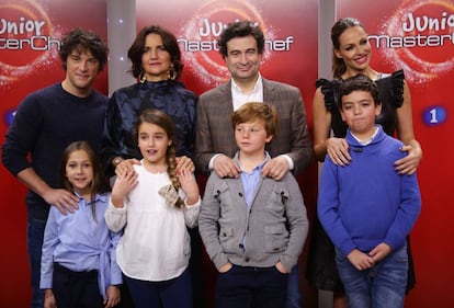 Jordi Cruz, Pepe Rodriguez Rey, Samantha Vallejo-Nagera y Eva con varios niños del programa.