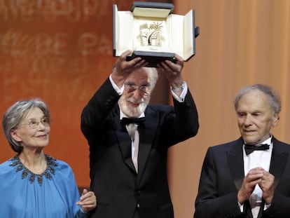 Haneke levanta su Palma de Oro entre la pareja protagonista de 'Amor'.