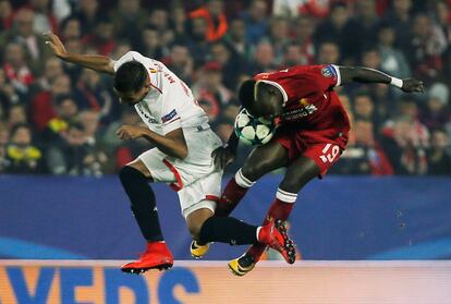 Sadio Mane del Liverpool en acción junto a Gabriel Mercado del Sevilla. 
 