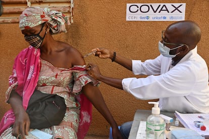 Blondine Dena, de 48 años y madre de nueve hijos, recibe la segunda dosis en el centro de salud D'Accarville de Bobo-Dioulasso, en la región de Obassin en Burkina Faso.