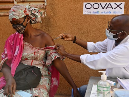 Blondine Dena, de 48 años y madre de nueve hijos, recibe la segunda dosis en el centro de salud D'Accarville de Bobo-Dioulasso, en la región de Obassin en Burkina Faso.