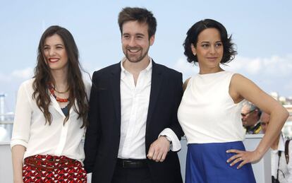 El director francés Gregoire Leprince-Ringuet junto a las actrices Pauline Caupenne y Amandine Truffy durante el pase gráfico de la película 'La Foret de Quinconces'.