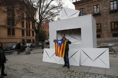 Urna gegant col·locada a la plaça del Rey moments abans de l'arribada del diputat català Francesc Homs.