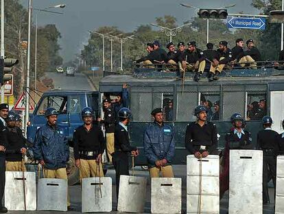 Policías paquistaníes vigilan, en las calles de Islamabad, una manifestación organizada por la oposición.