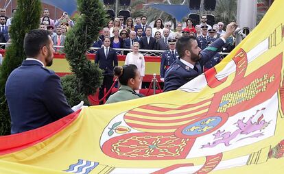 Cristina Cifuentes, durante la jura de bandera celebrada hoy en Torrejón de Ardoz.
