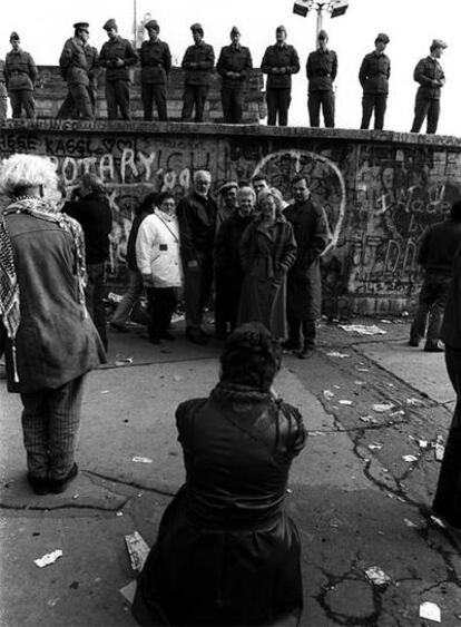 El muro de Berlín, seis días después de su caída.