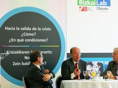 Ibon Areso, en el centro, durante el coloquio en la conferencia del Fórum Deusto.